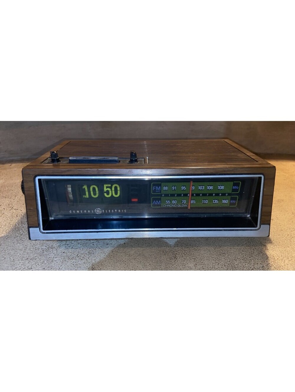 Vintage GE Flip Clock Radio 7-4365A Wood Grain General Electric AM FM Alarm Work
